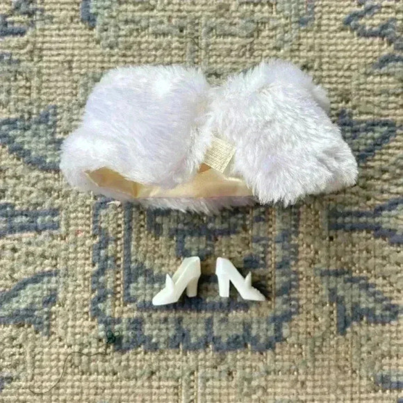 Vintage Barbie Furry White‎ Shawl and White Chunky Heels 1990s Accessories - Picture 2 of 9
